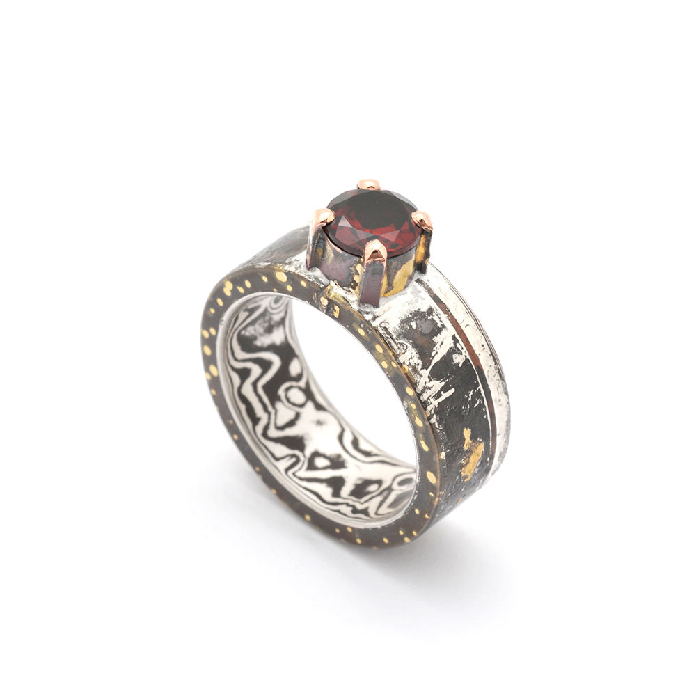 <img src="_src/1926/legacy01web.jpg" alt="レガシーシリーズ - 伝統的な彫金技法を用いたシルバーリング">