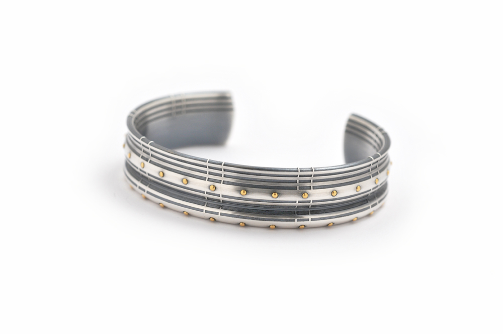 Knight Bangle 素材:シルバー、黒四分一、K22イエローゴールド